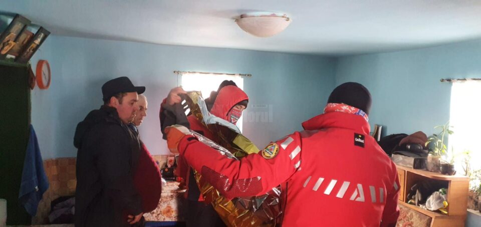 O femeie care a suferit o fractură, transportată până la ambulanță de salvamontiștii dorneni
