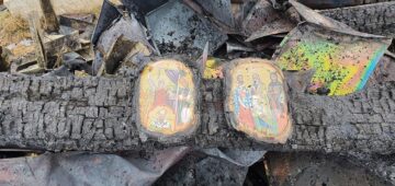 Cele două icoane au rămas intacte, pe suportul ars din spatele lor