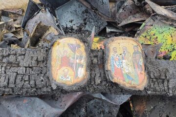 Cele două icoane au rămas intacte, pe suportul ars din spatele lor