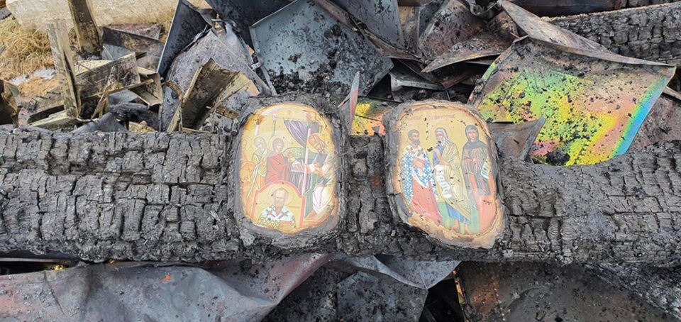 Cele două icoane au rămas intacte, pe suportul ars din spatele lor Cele două icoane au rămas intacte, pe suportul ars din spatele lor