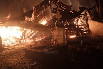 Bucăți din acoperișul bisericii, prăbușite la pământ