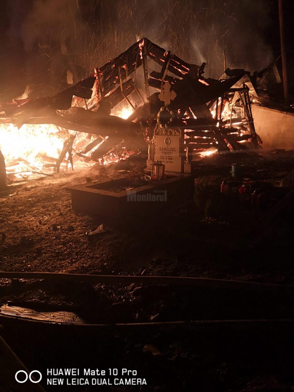 Bucăți din acoperișul bisericii, prăbușite la pământ