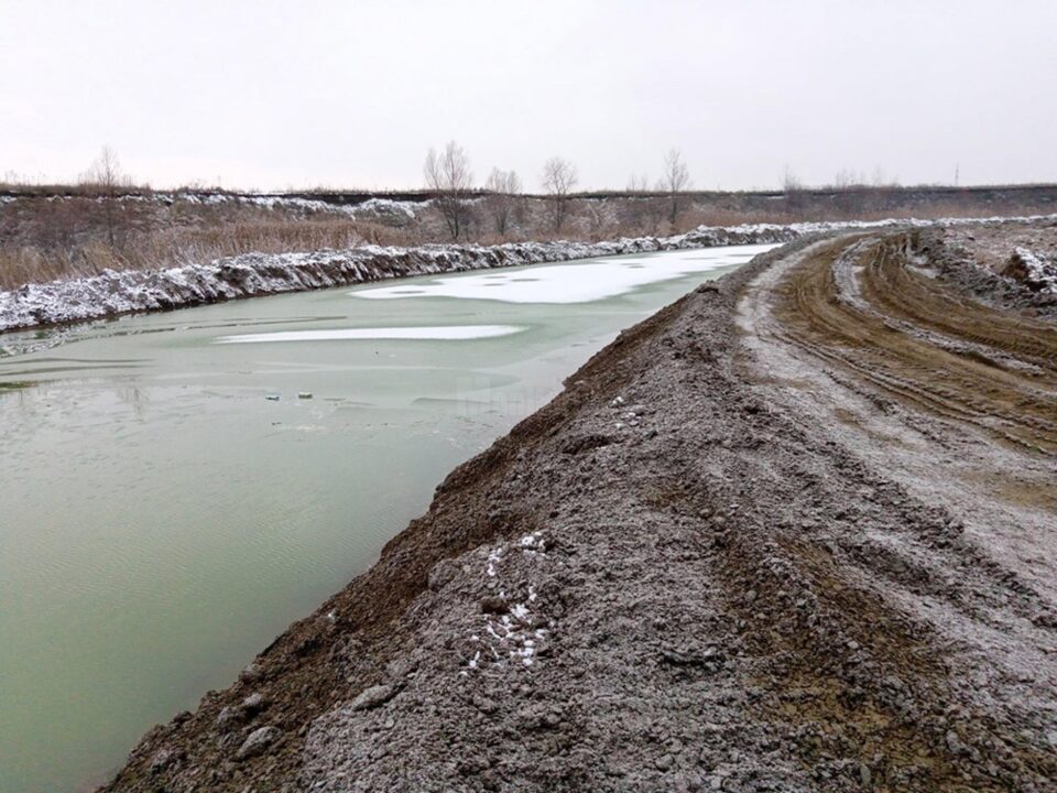 Primăria Verești, amendată pentru depozitare neconformă a deșeurilor, în urma controlului din albia râului Siret