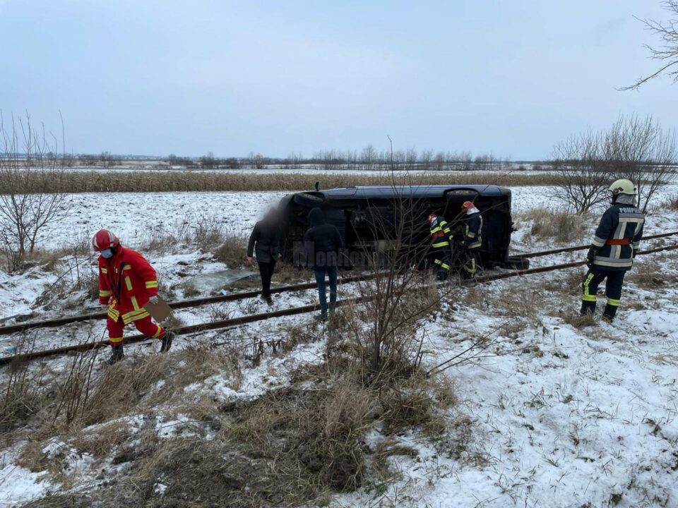 Microbuz răsturnat pe calea ferată spre Putna