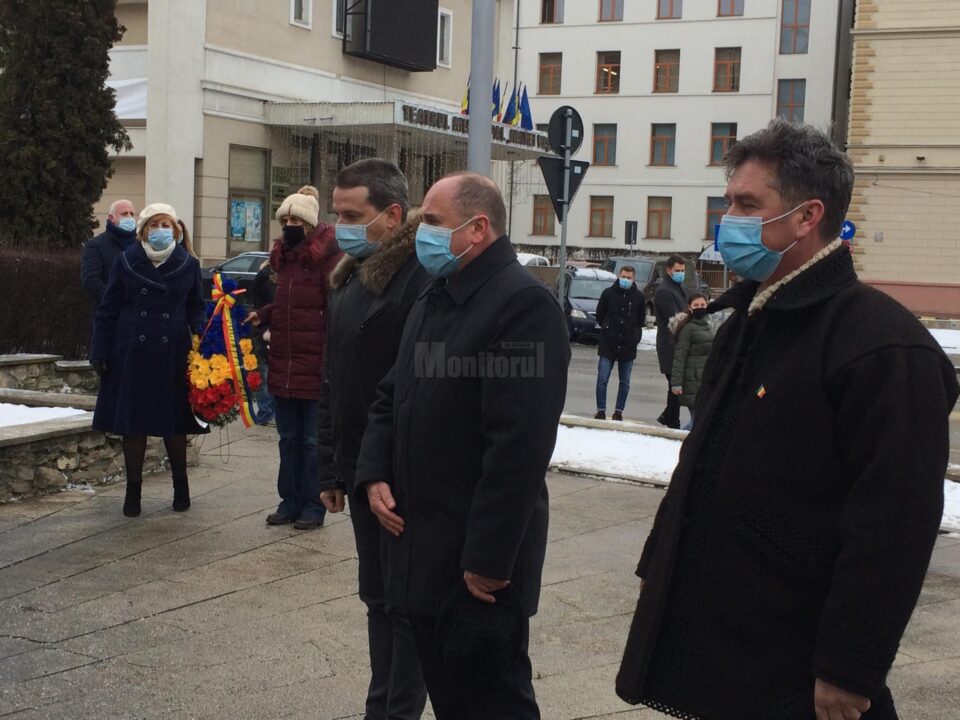 Coroane de flori depuse de oficialități, la bustul poetului Mihai Eminescu din municipiul Suceava