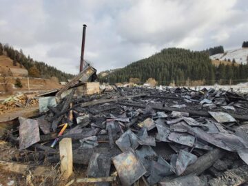 Două icoane din catapeteasma mistuită de flăcări a bisericii din Brodina de Sus au rămas intacte