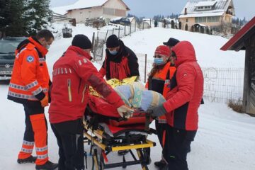 O femeie care a suferit o fractură, transportată până la ambulanță de salvamontiștii dorneni