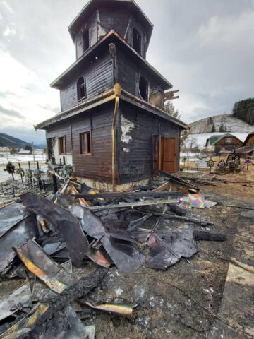 Două icoane din catapeteasma mistuită de flăcări a bisericii din Brodina de Sus au rămas intacte