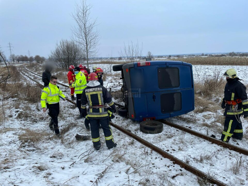 Microbuz răsturnat pe calea ferată spre Putna