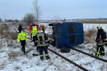 Microbuz răsturnat pe calea ferată spre Putna