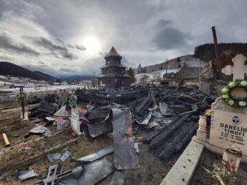 Două icoane din catapeteasma mistuită de flăcări a bisericii din Brodina de Sus au rămas intacte