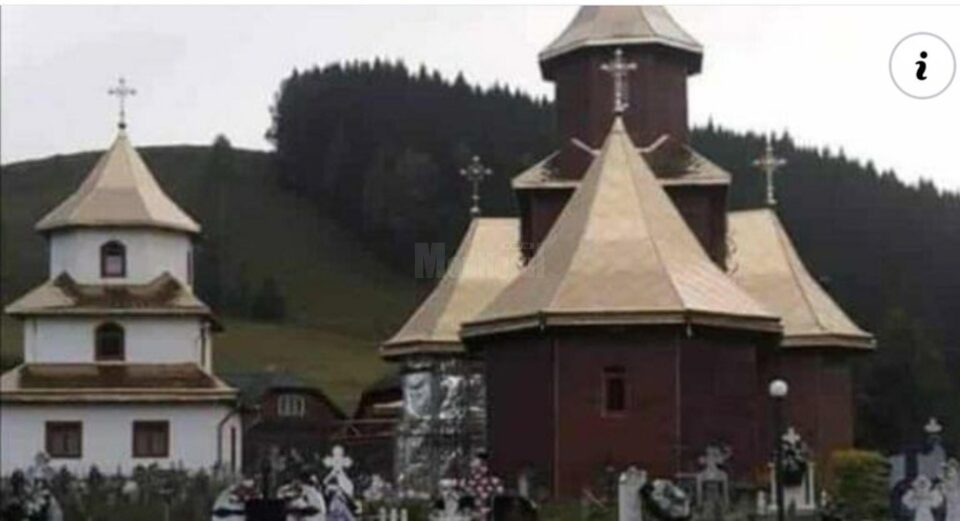 Biserica ”Sf. Arh. Mihail și Gavriil”, înainte de a fi distrusă de incendiul de miercuri seara