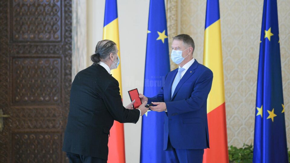 Caricaturistul Mihai Pînzaru-PIM a primit din partea președintelui României Ordinul Național „Pentru Merit” în grad de Ofițer Caricaturistul Mihai Pînzaru-PIM a primit din partea președintelui României Ordinul Național „Pentru Merit” în grad de Ofițer