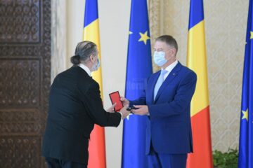 Caricaturistul Mihai Pînzaru-PIM a primit din partea președintelui României Ordinul Național „Pentru Merit” în grad de Ofițer