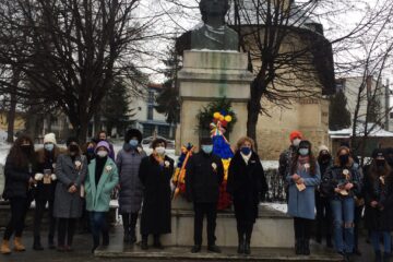 Coroane de flori depuse de oficialități, la bustul poetului Mihai Eminescu din municipiul Suceava