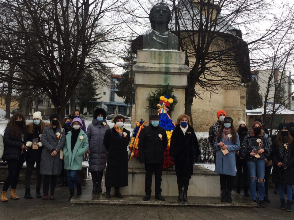Coroane de flori depuse de oficialități, la bustul poetului Mihai Eminescu din municipiul Suceava Coroane de flori depuse de oficialități, la bustul poetului Mihai Eminescu din municipiul Suceava