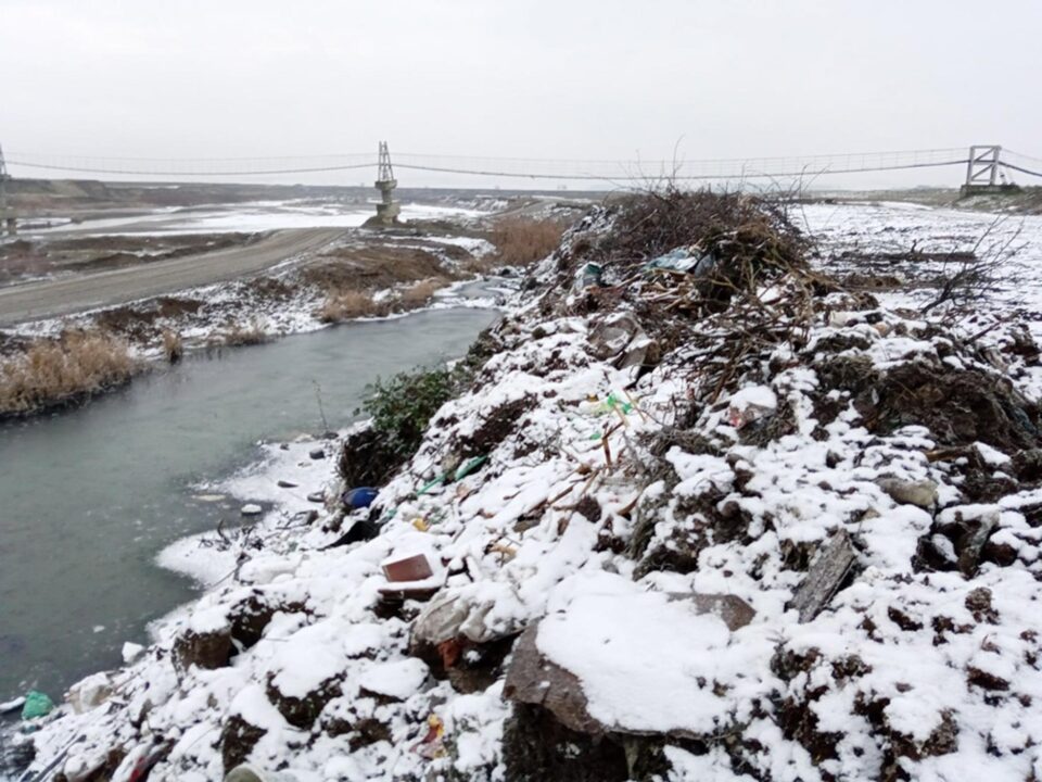 Primăria Verești, amendată pentru depozitare neconformă a deșeurilor, în urma controlului din albia râului Siret