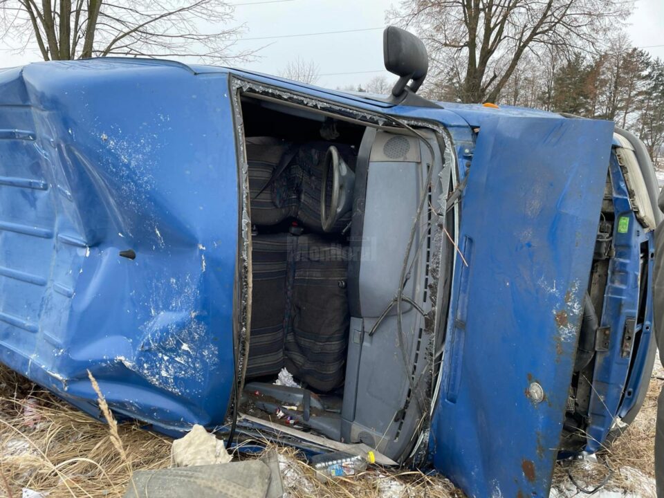 Microbuz răsturnat pe calea ferată spre Putna