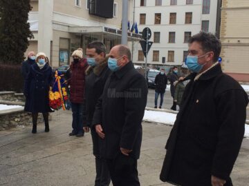 Coroane de flori, la bustul poetului Mihai Eminescu și la bustul compozitorului Ciprian Porumbescu, de Ziua Culturii Naționale