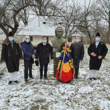 Coroane de flori, la bustul poetului Mihai Eminescu și la bustul compozitorului Ciprian Porumbescu, de Ziua Culturii Naționale
