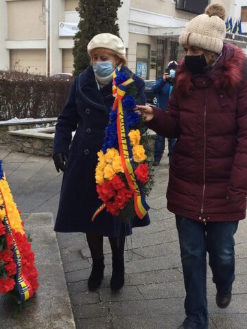 Coroane de flori, la bustul poetului Mihai Eminescu și la bustul compozitorului Ciprian Porumbescu, de Ziua Culturii Naționale