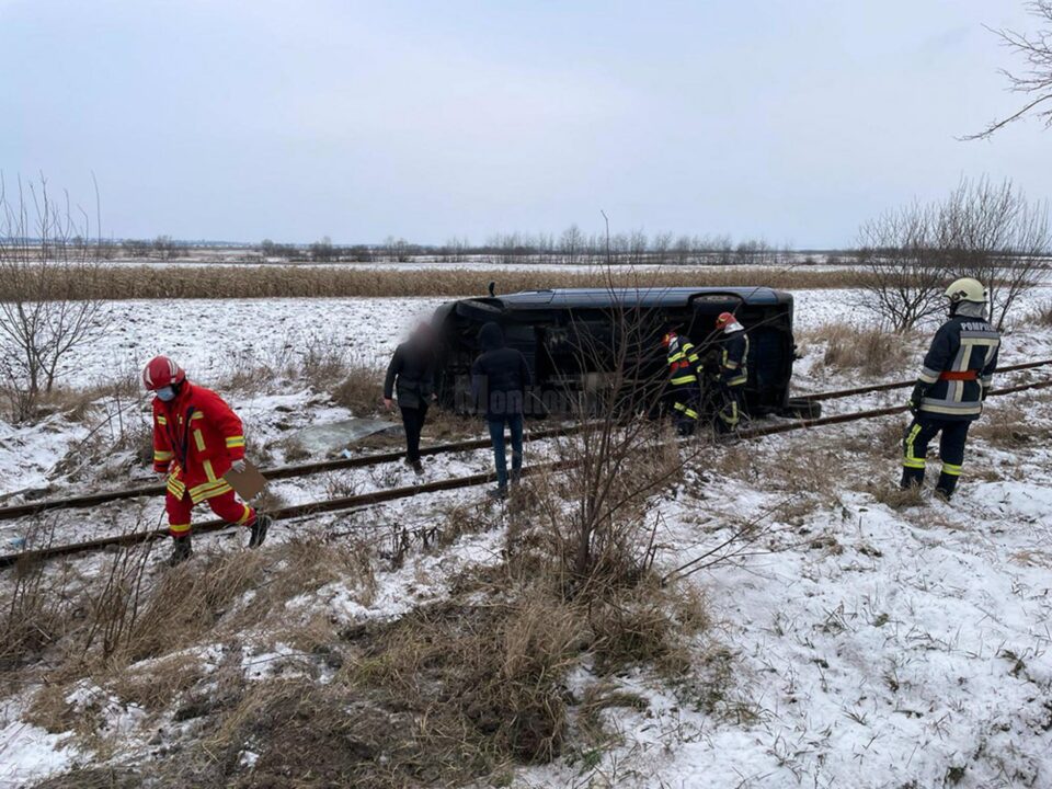 Microbuz răsturnat pe calea ferată spre Putna