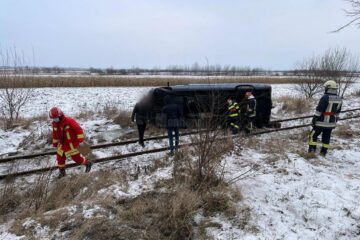 Microbuz răsturnat pe calea ferată spre Putna