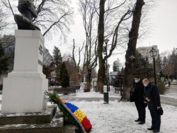 Coroane de flori, la bustul poetului Mihai Eminescu și la bustul compozitorului Ciprian Porumbescu, de Ziua Culturii Naționale