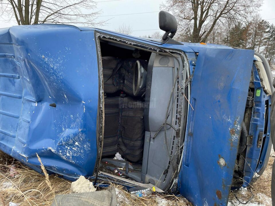 Microbuz răsturnat pe calea ferată spre Putna