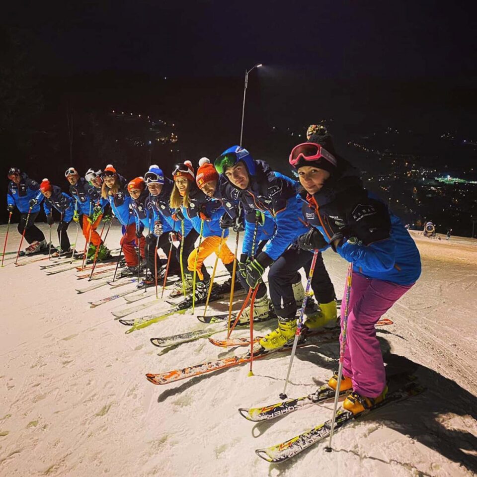 Lecții gratuite de schi și snowboard pentru copii și parada mascotelor pe schiuri, pe pârtia Parc din Vatra Dornei