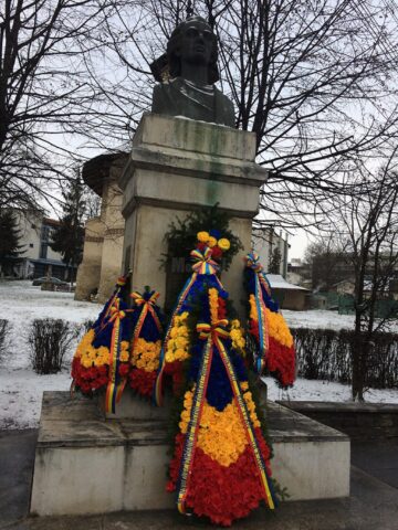 Coroane de flori, la bustul poetului Mihai Eminescu și la bustul compozitorului Ciprian Porumbescu, de Ziua Culturii Naționale