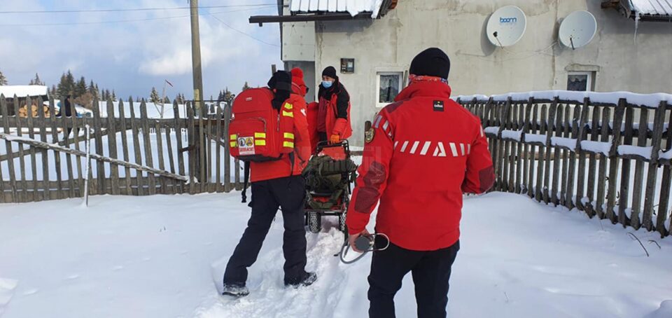 Salvamontiștii au transportat-o pe femeia în vârstă de 65 de ani cu o targă specială cu saltea vacuum pe o distanță de circa un kilometru până la locul unde a putut fi preluată de ambulanța