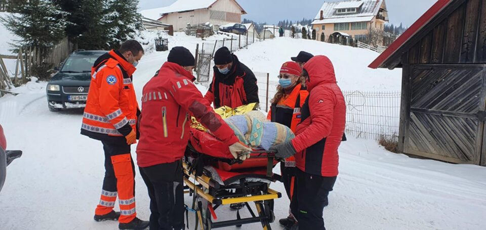 Salvamontiștii au transportat-o pe femeia în vârstă de 65 de ani cu o targă specială cu saltea vacuum pe o distanță de circa un kilometru până la locul unde a putut fi preluată de ambulanța