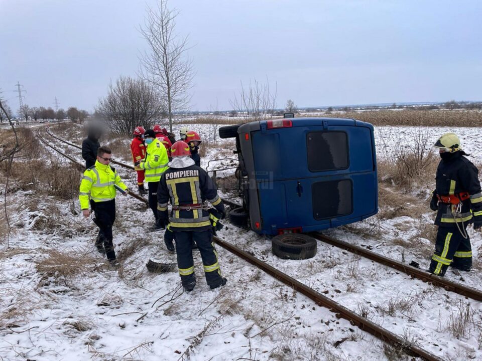 Microbuz răsturnat pe calea ferată spre Putna