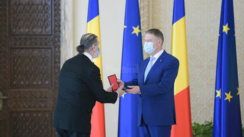 Caricaturistul Mihai Pînzaru-PIM a primit, vineri, din partea președintelui României, Klaus Iohannis, Ordinul Național „Pentru Merit” în grad de Ofițer Caricaturistul Mihai Pînzaru-PIM a primit, vineri, din partea președintelui României, Klaus Iohannis, Ordinul Național „Pentru Merit” în grad de Ofițer