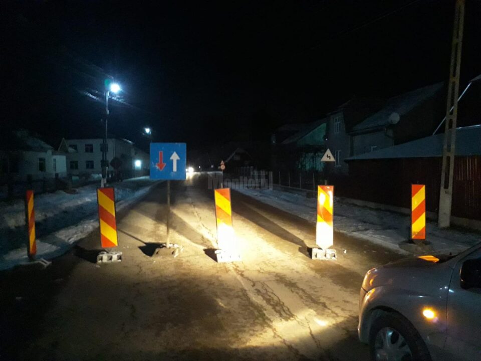 Drum judetean blocat ilegal cu balize si un indicator in localitatea Costana Drum judetean blocat ilegal cu balize si un indicator in localitatea Costana