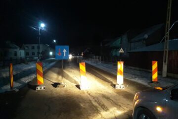 Drum judetean blocat ilegal cu balize si un indicator in localitatea Costana