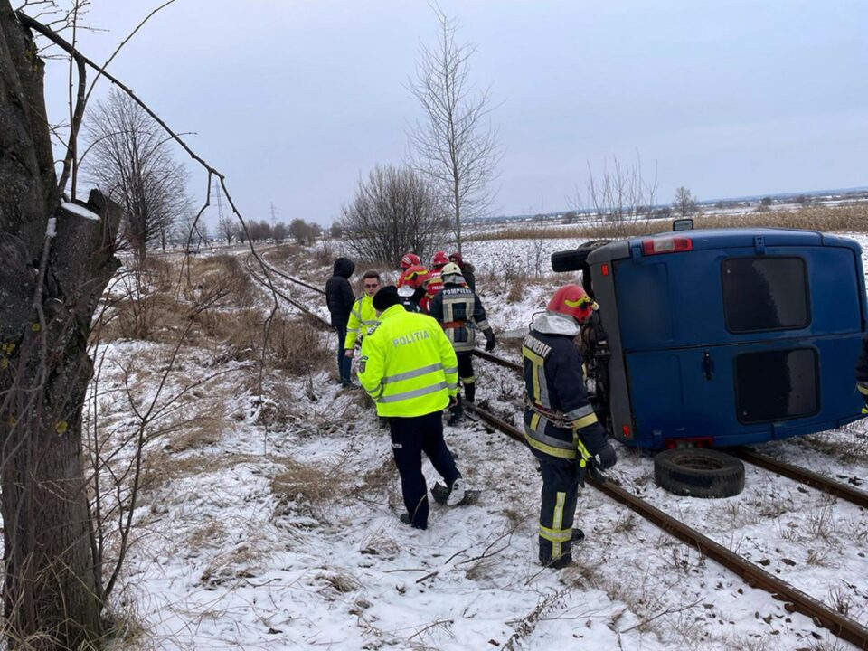 Microbuz răsturnat pe calea ferată spre Putna