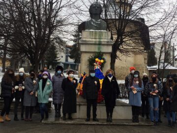 Coroane de flori depuse la bustul poetului Mihai Eminescu din municipiul Suceava