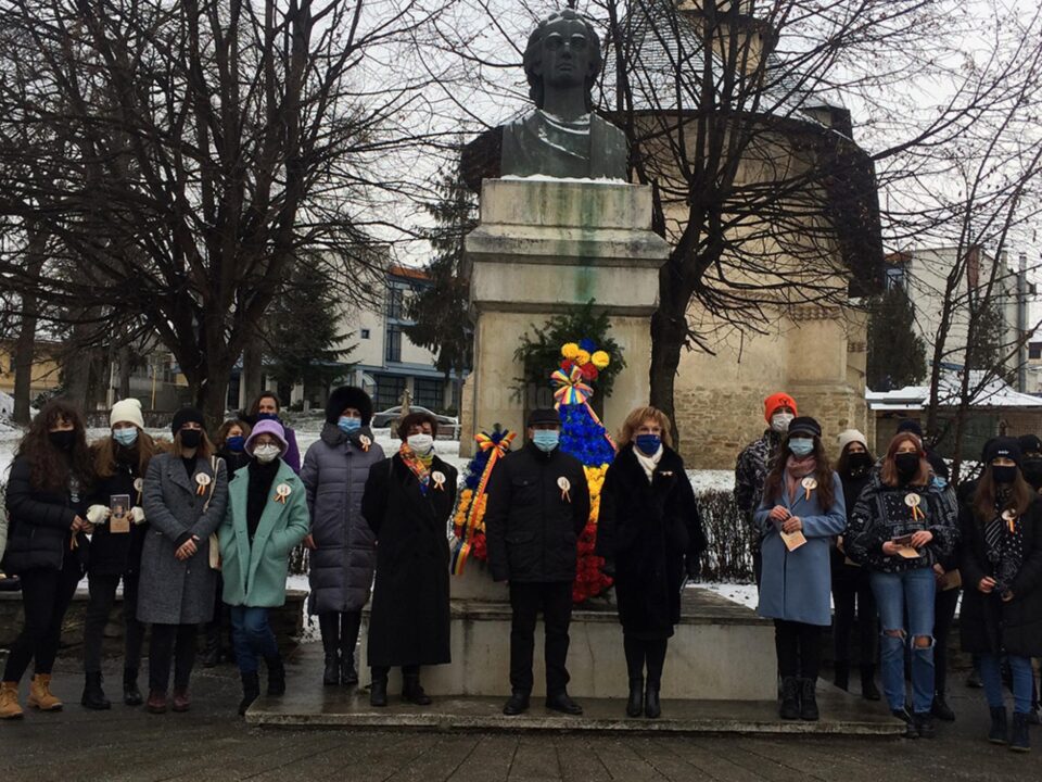 Coroane de flori depuse la bustul poetului Mihai Eminescu din municipiul Suceava