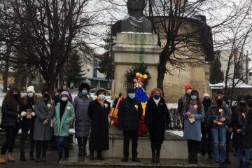 Coroane de flori depuse la bustul poetului Mihai Eminescu din municipiul Suceava
