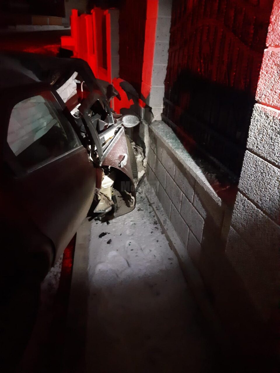 Autoturismul avariat in urma impactului cu gardul de beton