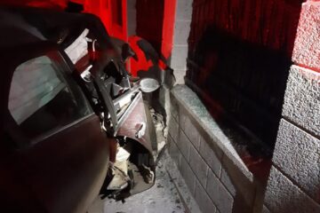 Autoturismul a intrat în coliziune violentă cu zidul de beton