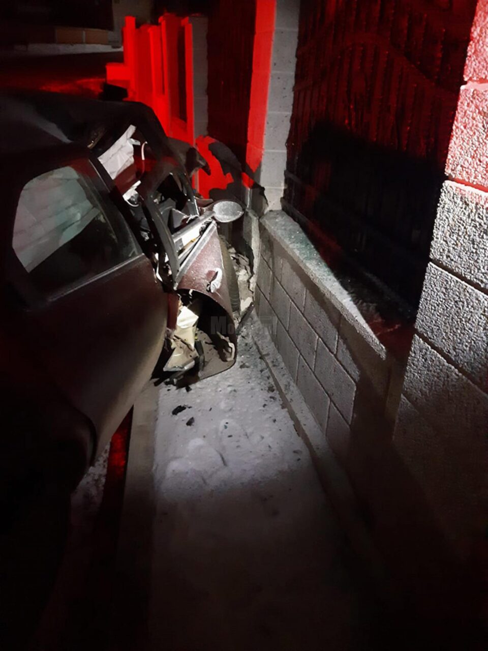 Autoturismul a intrat în coliziune violentă cu zidul de beton Autoturismul a intrat în coliziune violentă cu zidul de beton