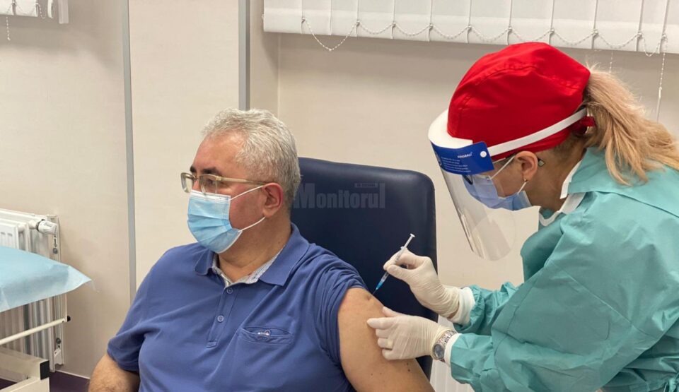Primarul Ion Lungu a primit luni prima doză de vaccin, rapelul fiind programat pentru 8 februarie