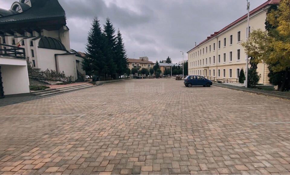 Parcarea de la Tribunal nu este cu plată