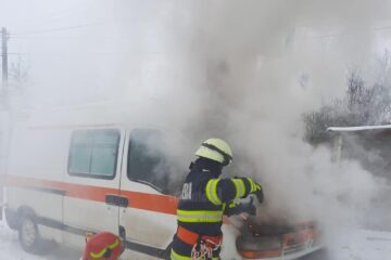 Autoutilitară distrusă parțial într-un incendiu