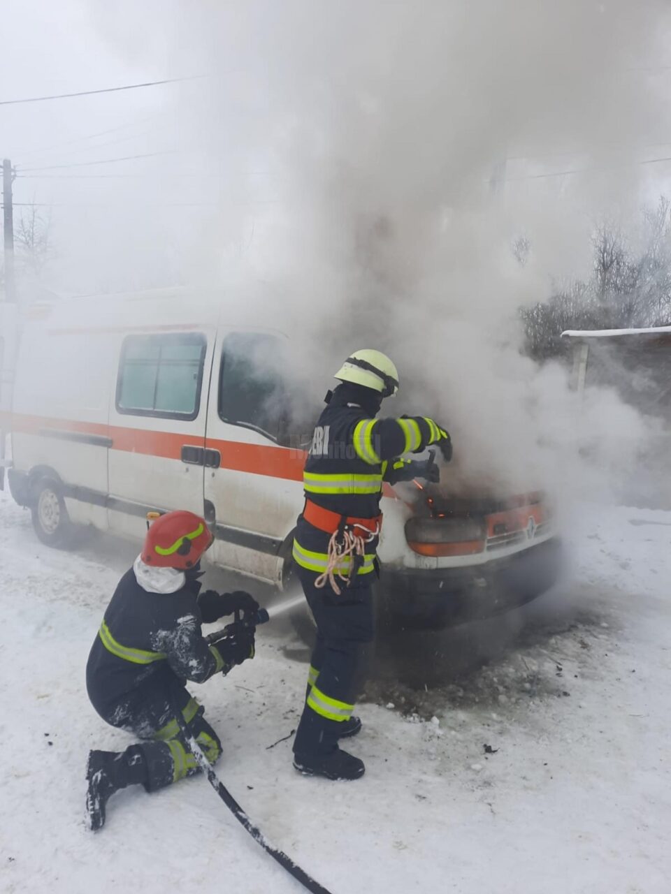 Autoutilitară distrusă parțial într-un incendiu
