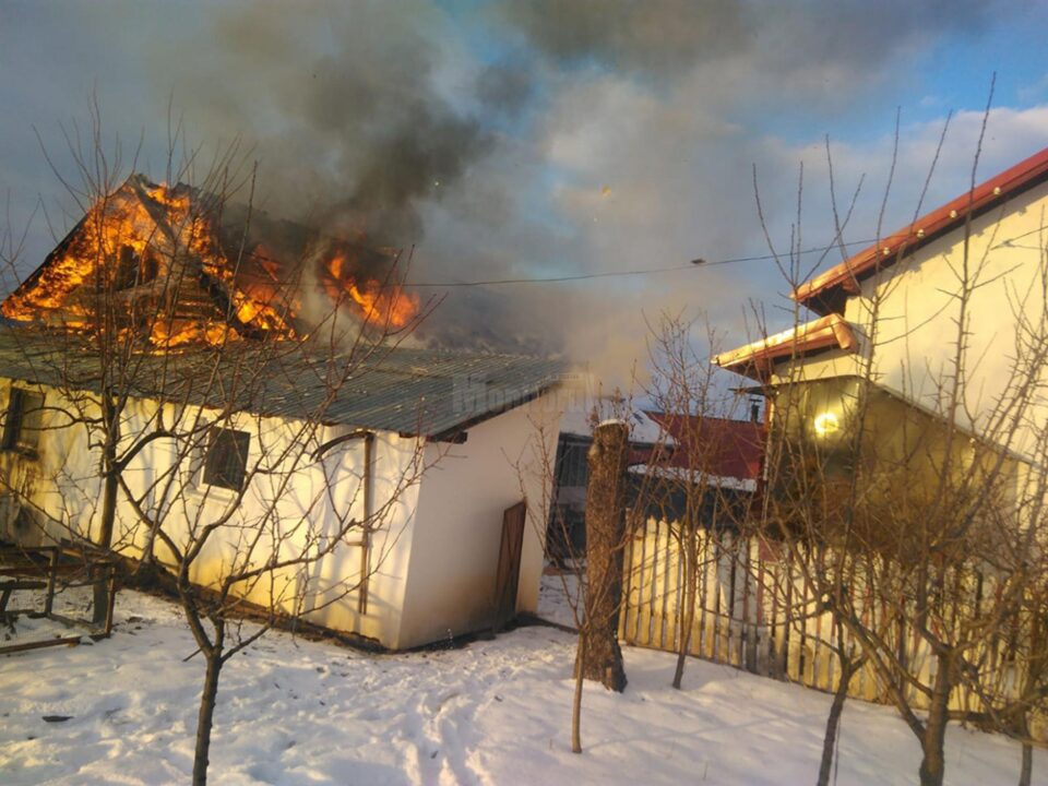 Case salvate de pompieri după două incendii în gospodării