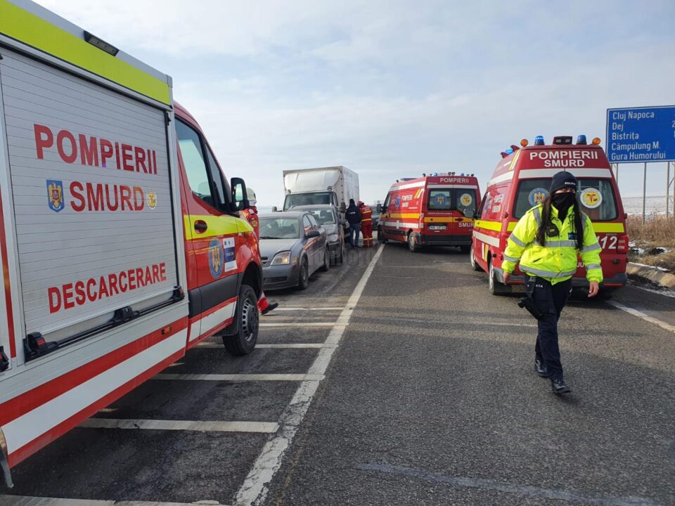 Ambulanțele SMURD au preluat doi răniți și i-au transportat la spital Ambulanțele SMURD au preluat doi răniți și i-au transportat la spital